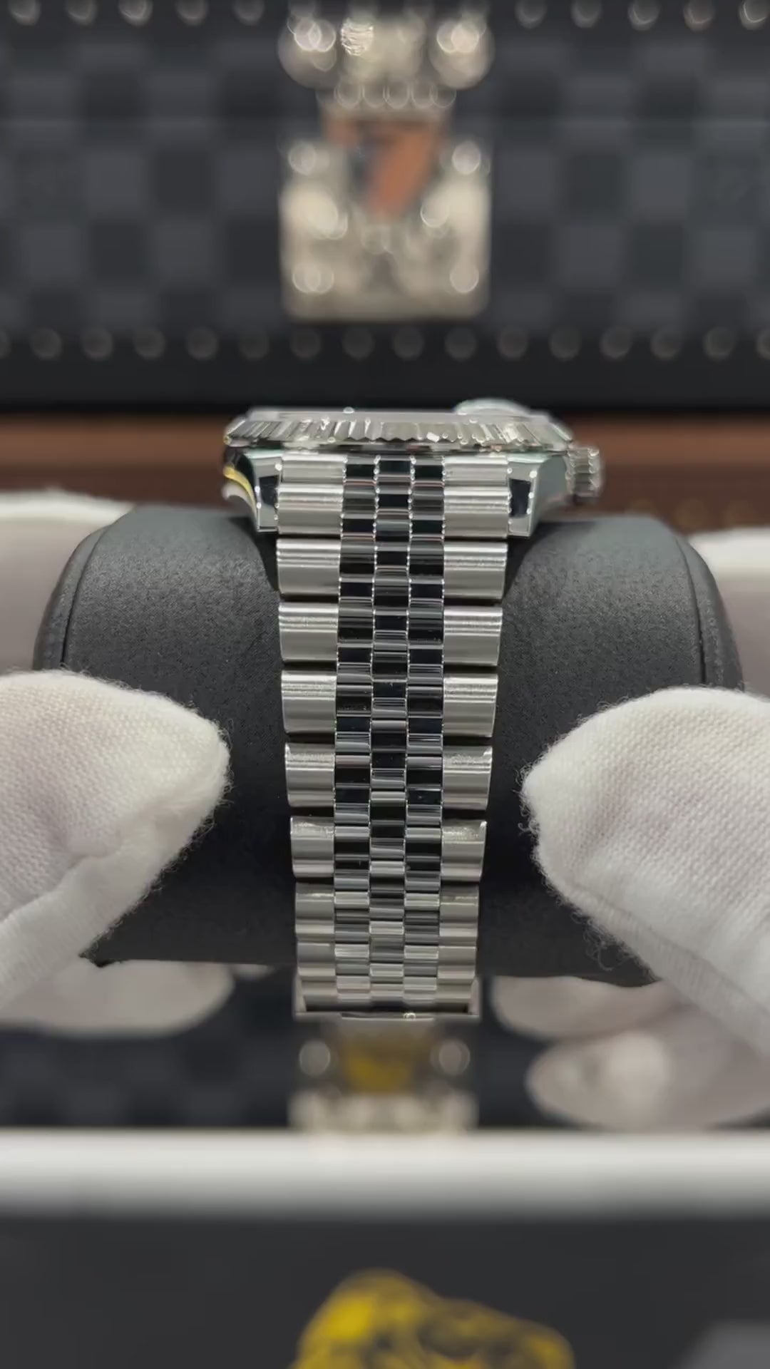 Role_x date adjust automatic watch